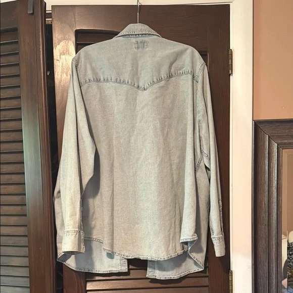 Levi's Classic Light Blue Denim Shirt - Picture 3 of 3